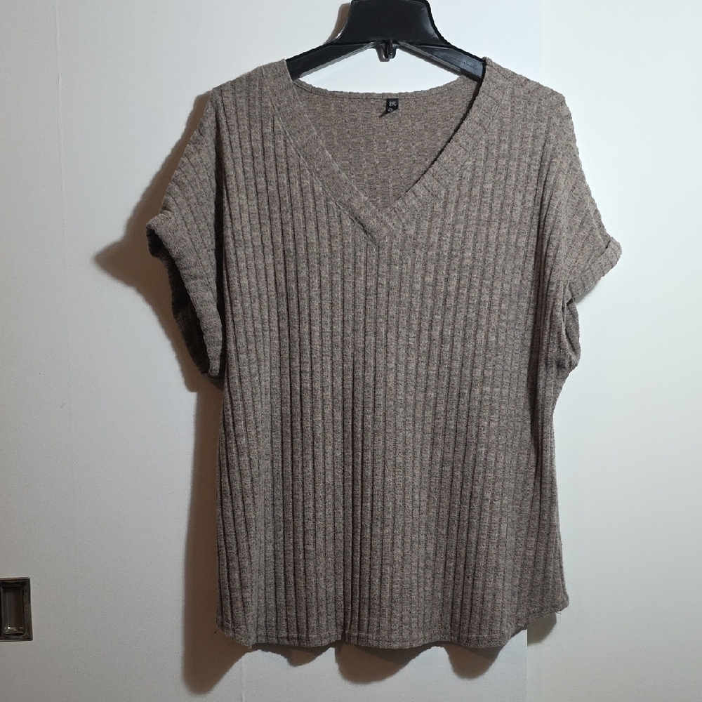 Ribbed V-Neck Short Sleeve Top in Taupe